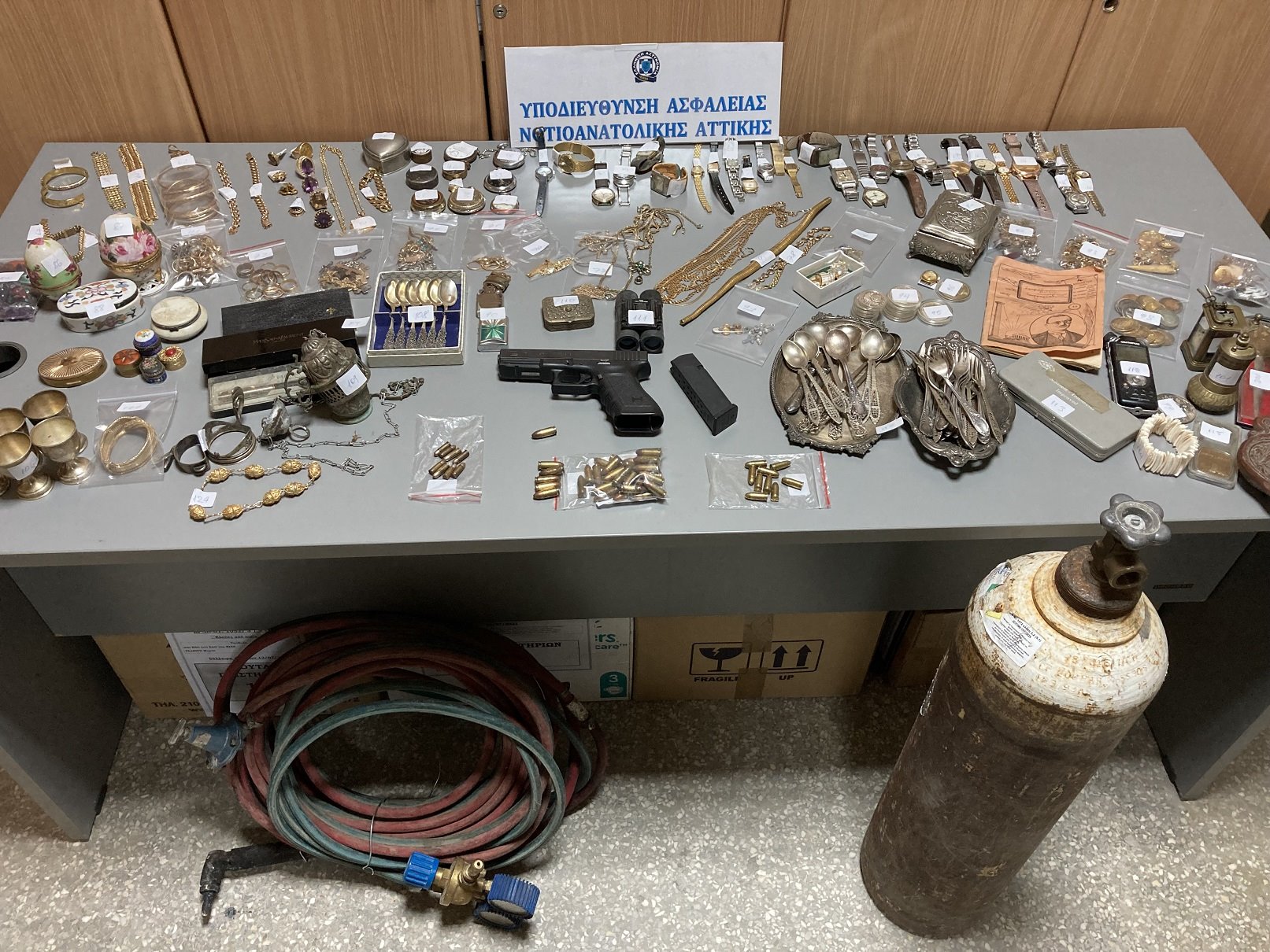 Εξάρθρωση εγκληματικής οργάνωσης που είχε «ρημάξει» την Αττική – Πάνω από 700.000 ευρώ η λεία τους (pics)