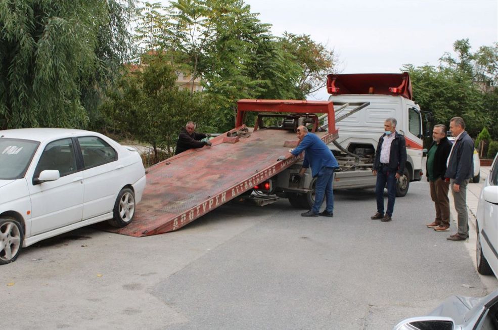 Δήμος Κορδελιού – Ευόσμου: Ξεκίνησε η επιχείρηση απομάκρυνσης εγκαταλελειμμένων οχημάτων