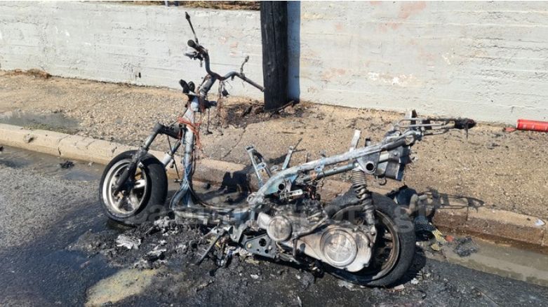 Φωτιά πήρε εν κινήσει μηχανάκι στη Λαμία