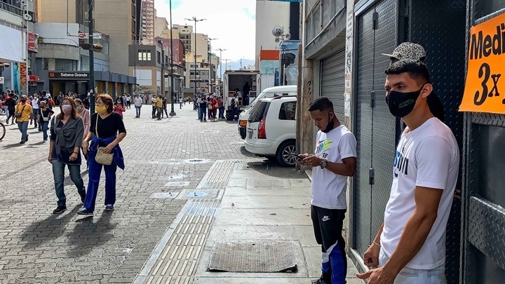 Πρωτοπορεί η Βενεζουέλα εγκαθιστώντας «φωτεινούς σηματοδότες» σε εστιατόρια και δημόσιους χώρους