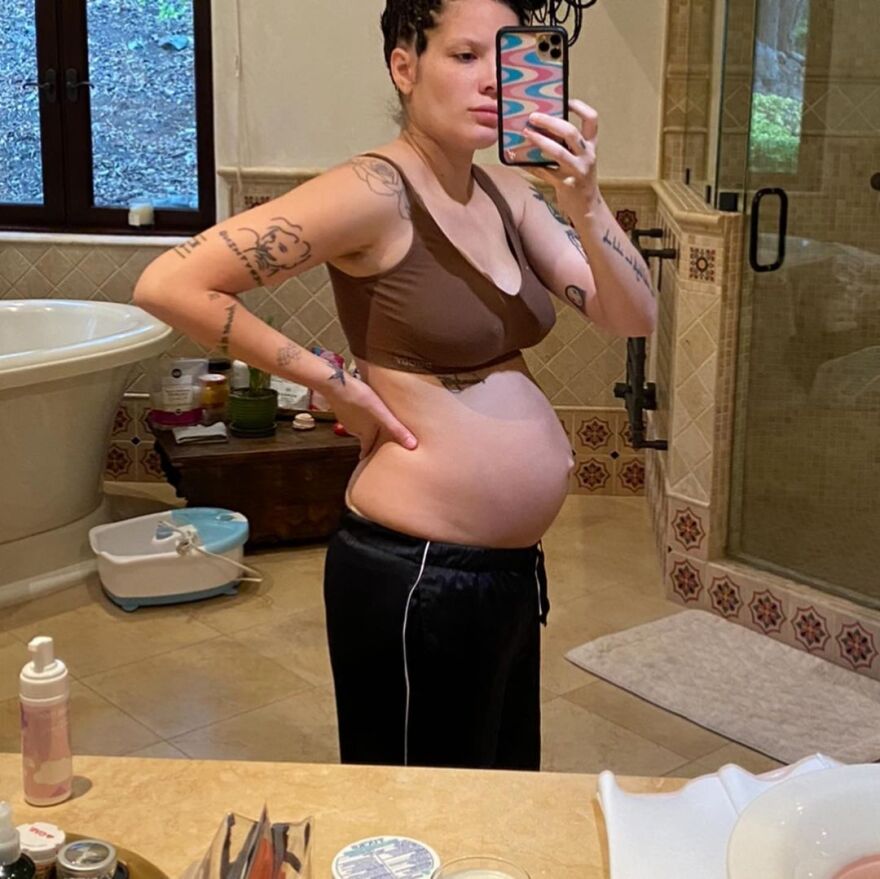 Ακομπλεξάριστη η Halsey: Ποζάρει με τα εσώρουχα της μετά τον τοκετό(pics)