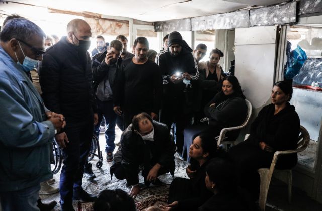 Στο Πέραμα διέβη ο Τζανακόπουλος για να συμπαρασταθεί στην οικογένεια του νεκρού Ρομά (vid)