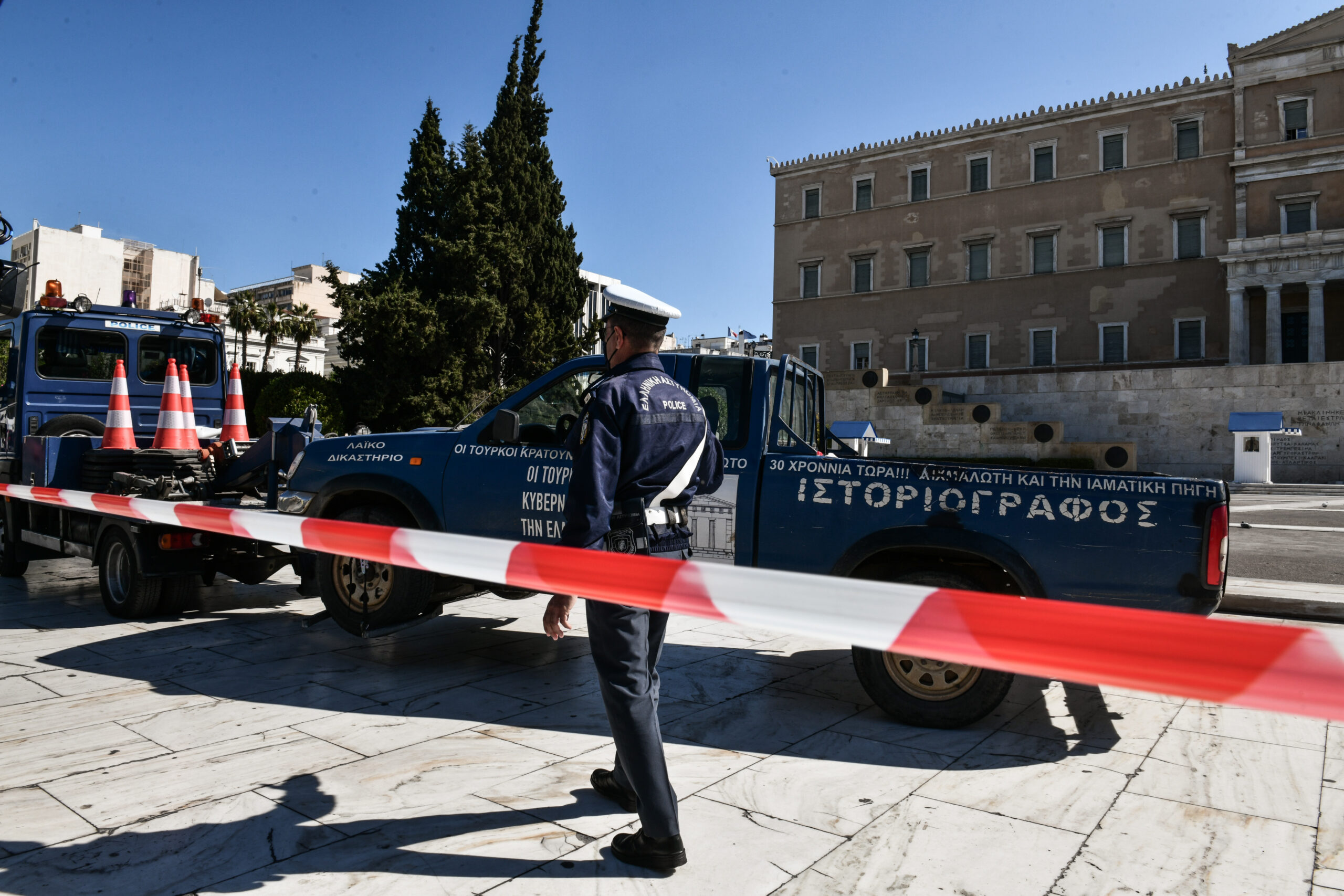 Βουλή: Σε νοσκομείο της Αττικής ο 58χρονος (vid)
