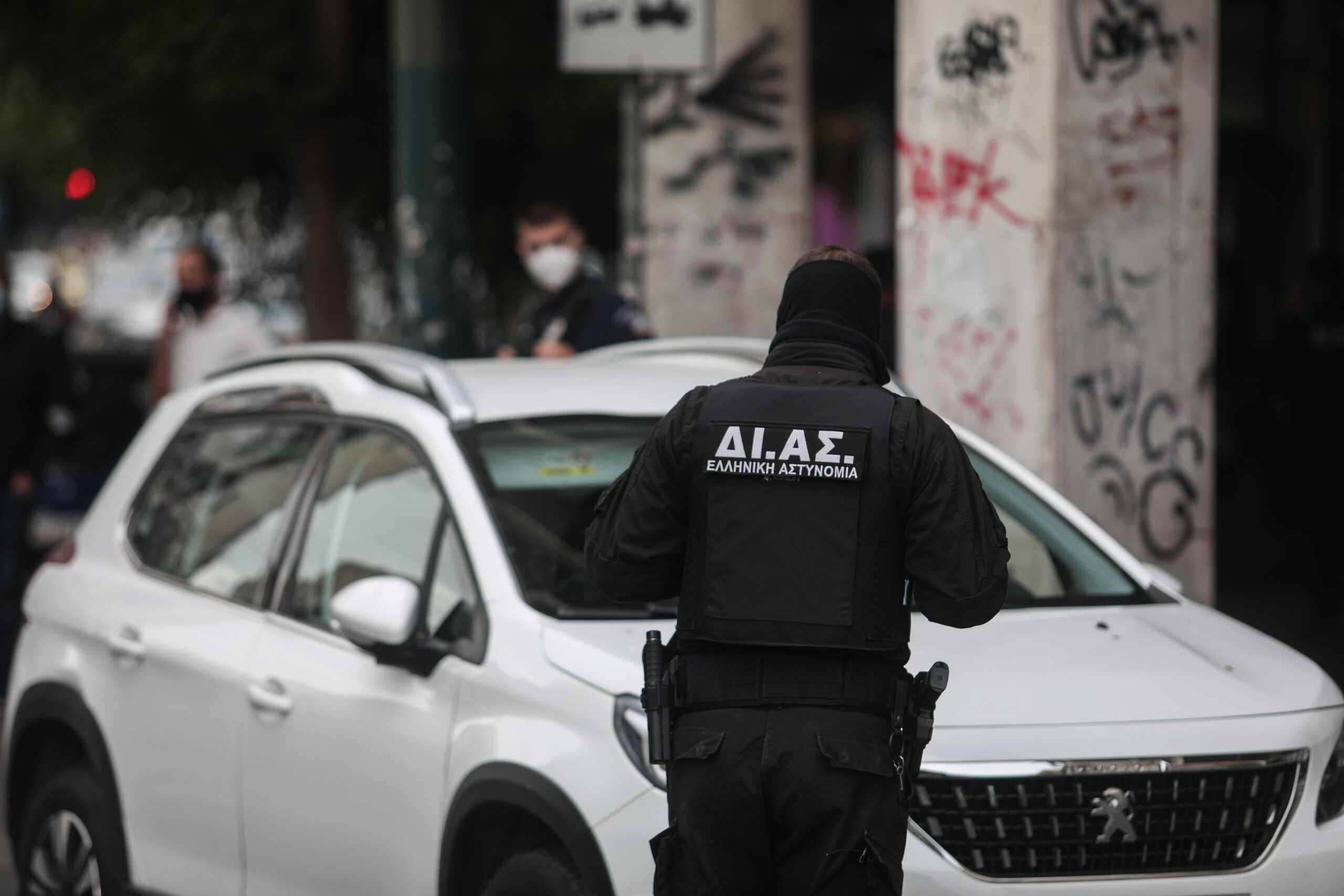 Αθήνα: Γνωστός στην Αστυνομία ο δράστης που χτύπησε αστυνομικό (vid)
