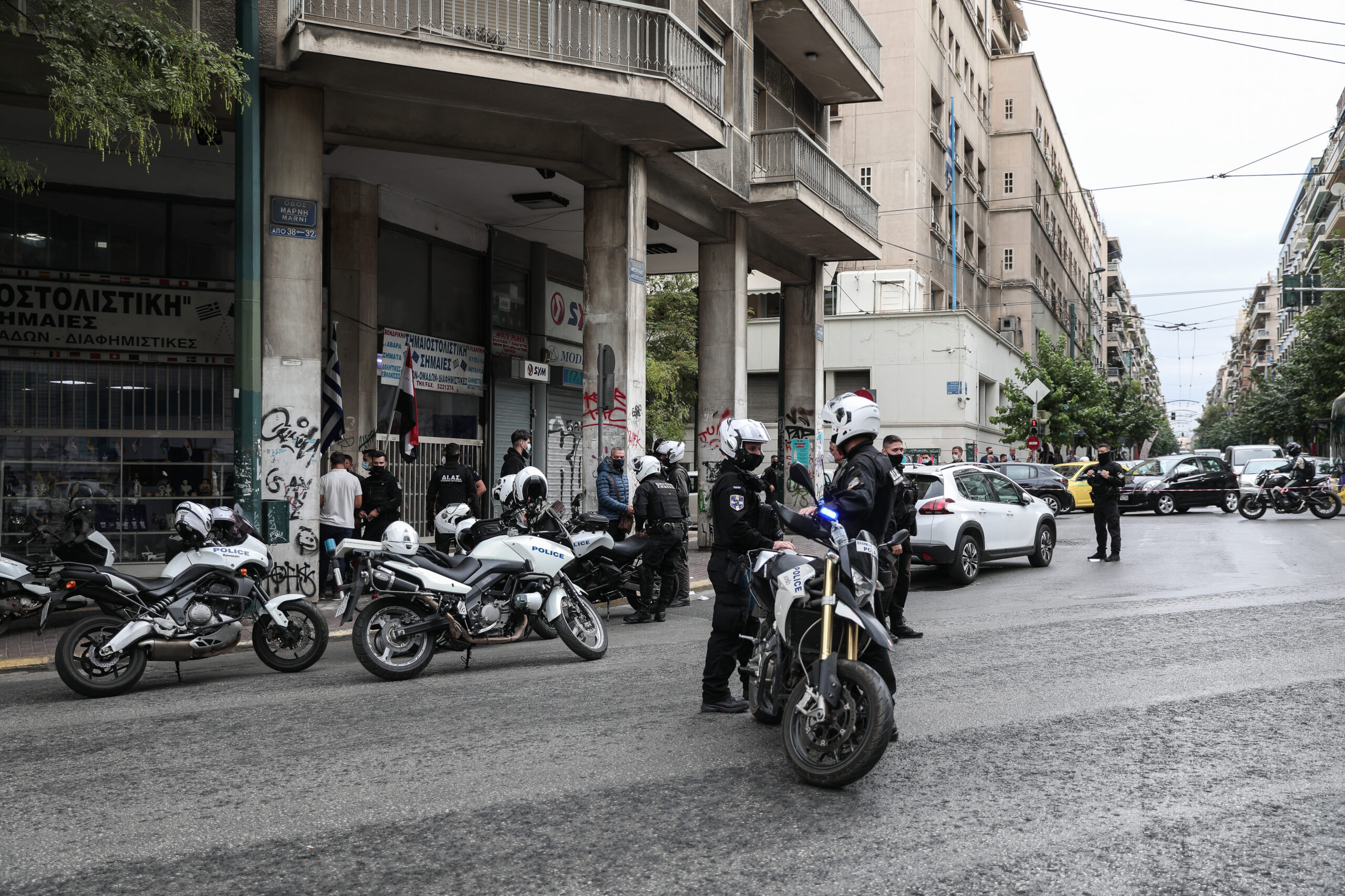 Πυροβολισμοί ΤΩΡΑ στο κέντρο της Αθήνας με έναν τραυματία – Σύγκρουση ΙΧ με περιπολικό (vid)