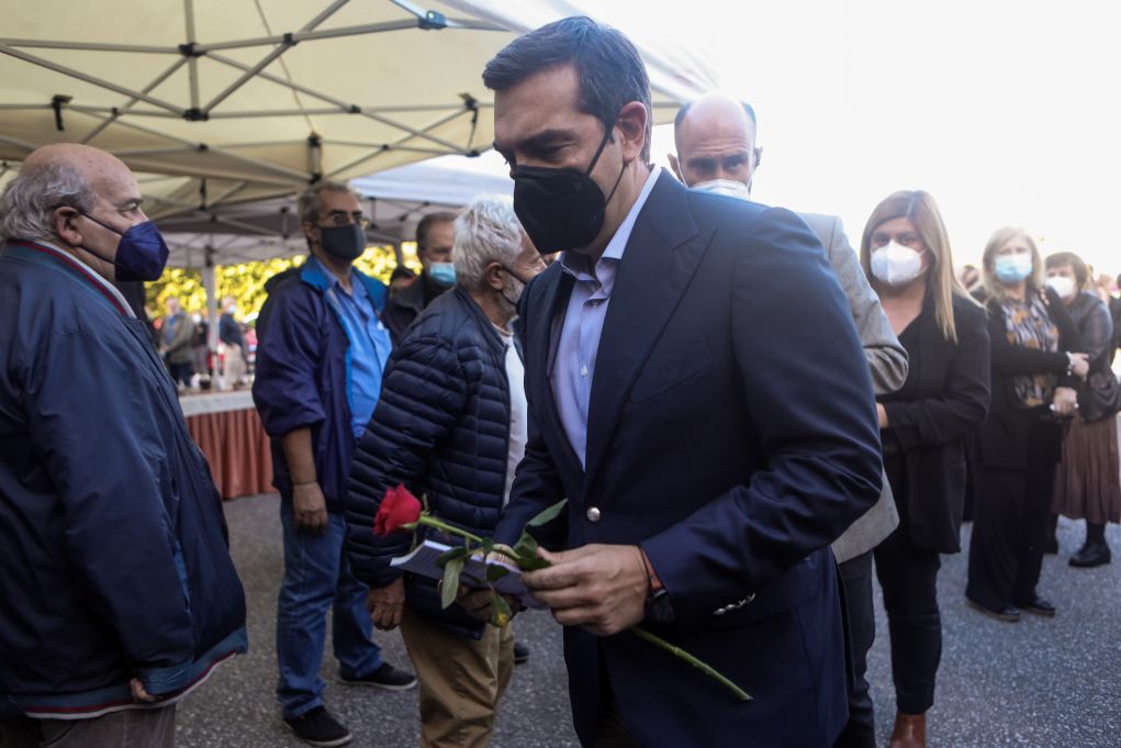 Παρών ο Αλέξης Τσίπρας στην πολιτική κηδεία του Τάσου Κουράκη (pics)