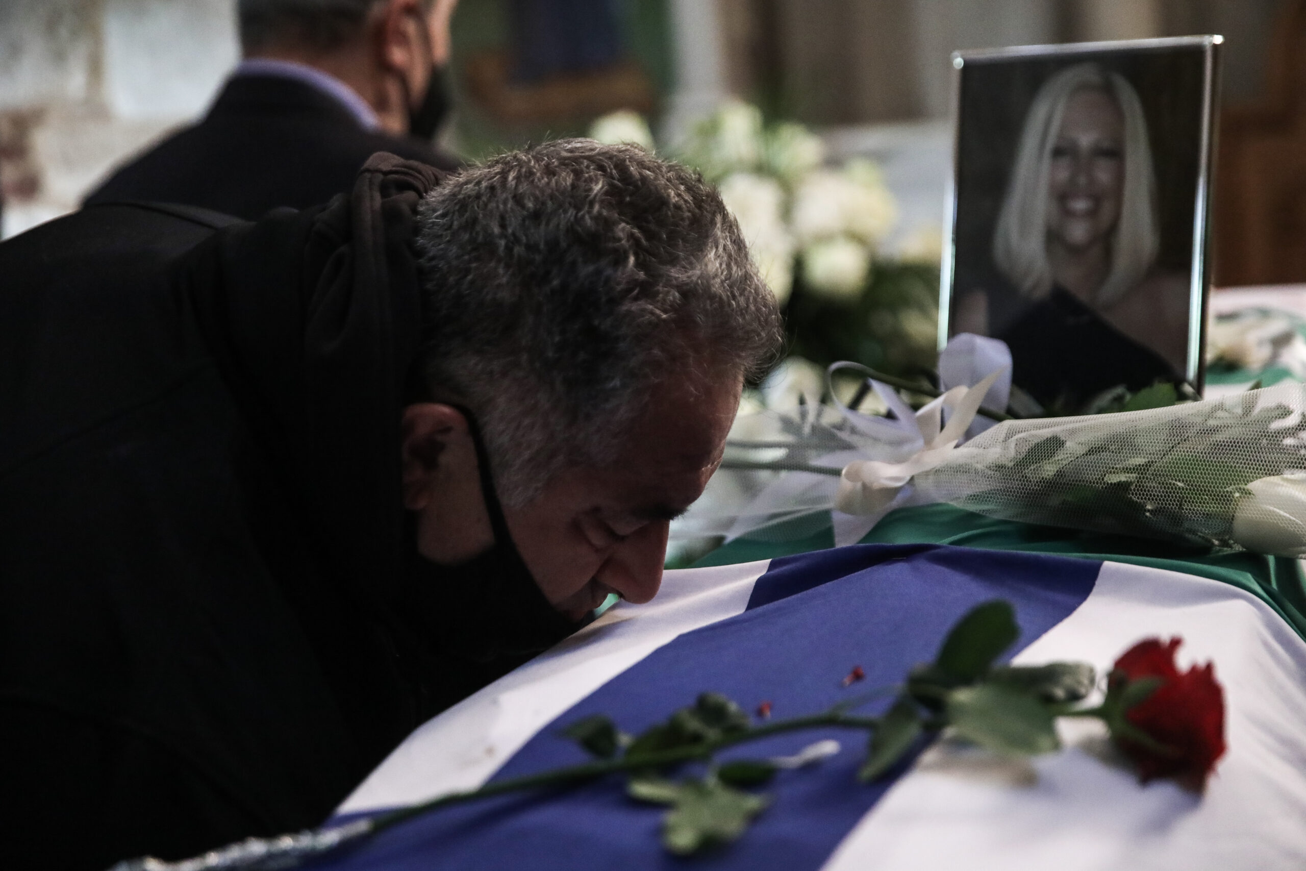 Φώφη Γεννηματά: Λευκό τριαντάφυλλο από την Κ.Ο. του ΚΙΝΑΛ στο φέρετρό της (pics & vid)