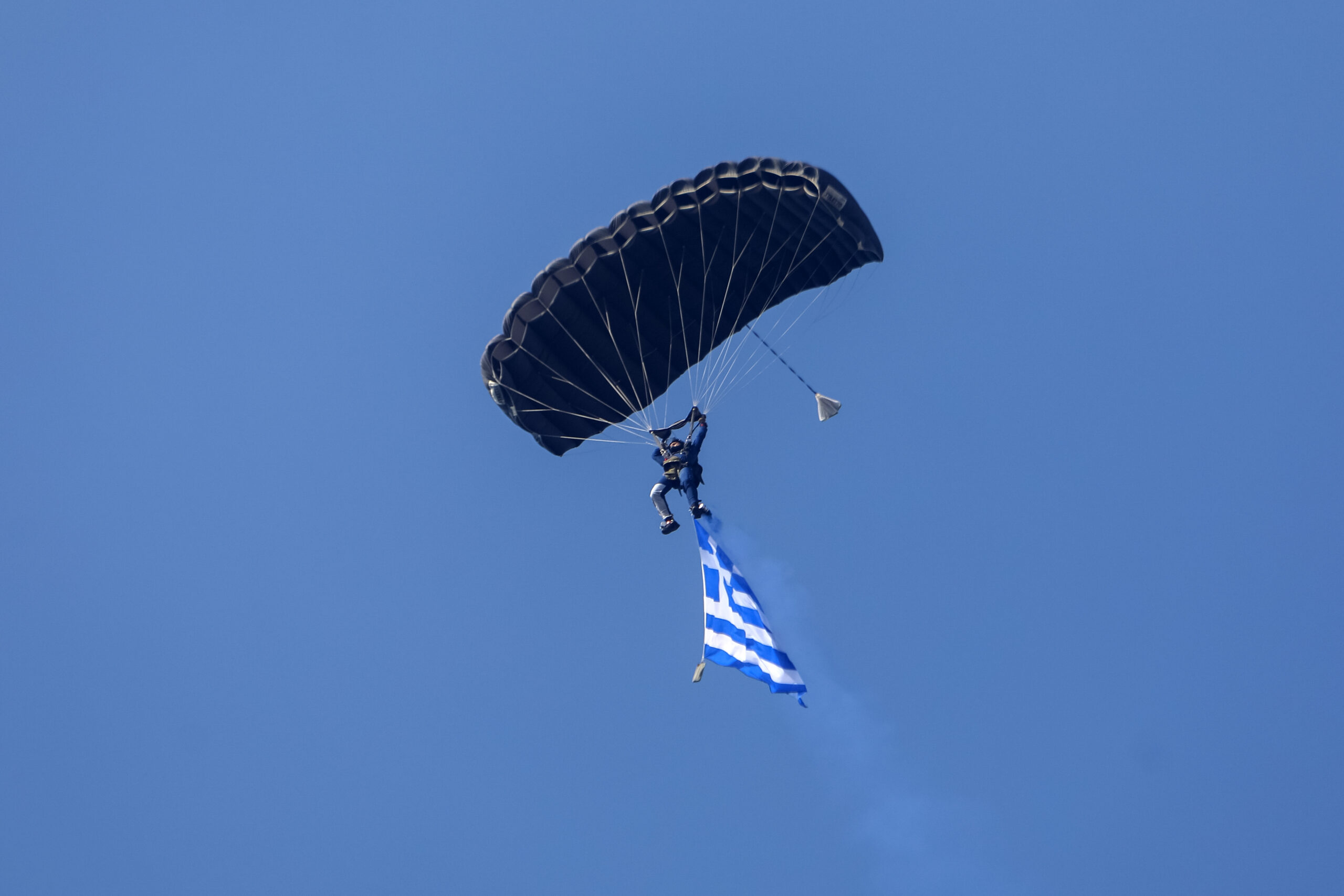Εντυπωσιακή η παρέλαση στη Θεσσαλονίκη: Αλεξιπτωτιστές, F-16 και το «Μακεδονία Ξακουστή» (vids&pics)