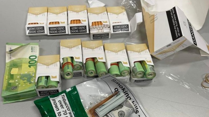 ΑΑΔΕ: Ο Μπαρτ εντόπισε 30.000 ευρώ κρυμμένα σε πακέτα τσιγάρων