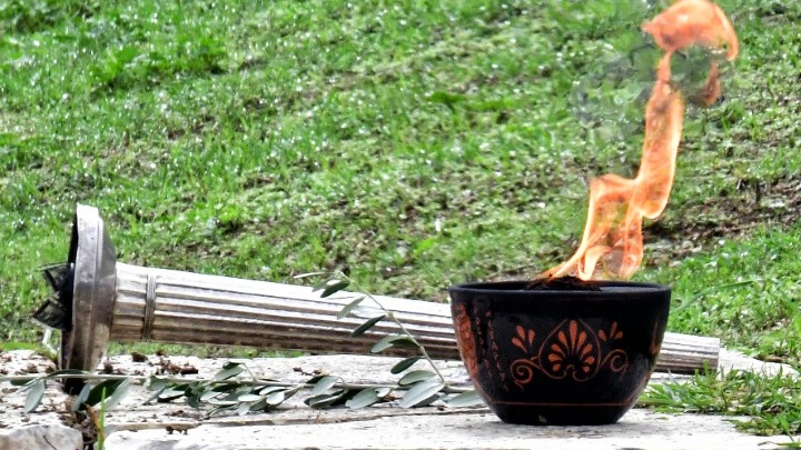 Αρχαία Ολυμπία: Άναψε η Ολυμπιακή Φλόγα (pics & vid)
