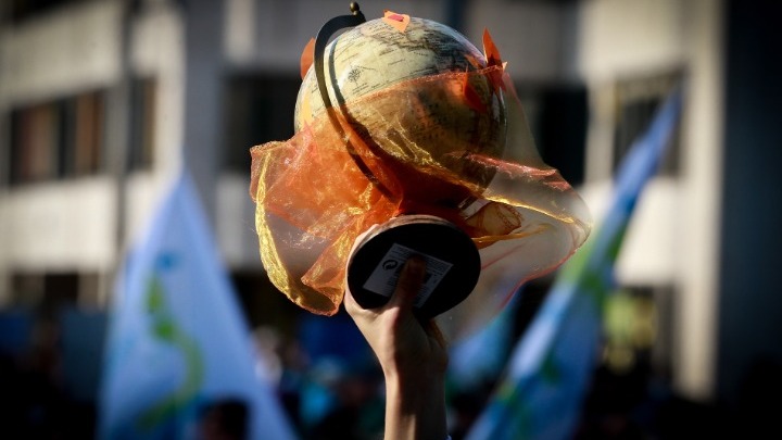 Βρυξέλλες: Χιλιάδες διαδηλωτές στον δρόμο για το κλίμα (vid)