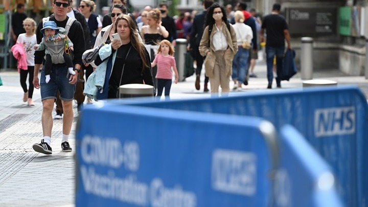 Βρετανία: Ξεκινούν οι εμβολιασμοί των ηλικιών 12-15 ετών