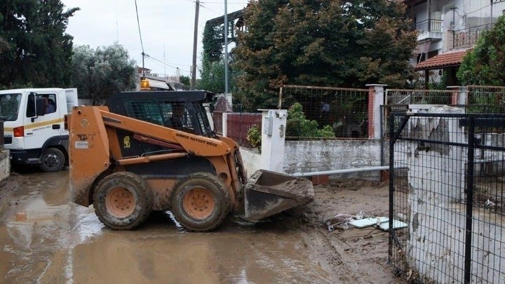 Μακεδονία – Πλημμύρες: Επί ποδός 19 συνεργεία και 100 μηχανήματα για την αποκατάσταση των ζημιών (vids)