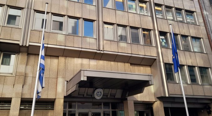 Μεσίστια η ελληνική σημαία στην Μόνιμη αντιπροσωπεία των Βρυξελλών ως ένδειξη πένθους για τη Φώφη Γεννηματά (pic)