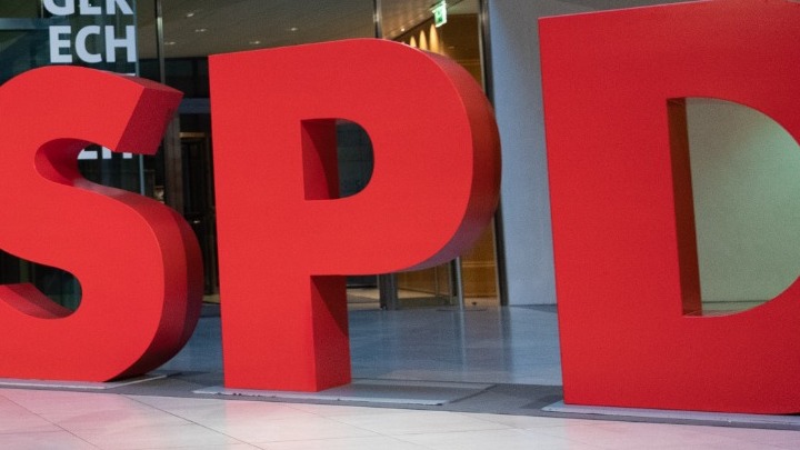 Γερμανία: Το SPD σχηματίζει κυβερνητικό συνασπισμό με Πράσινους και Φιλελέυθερους