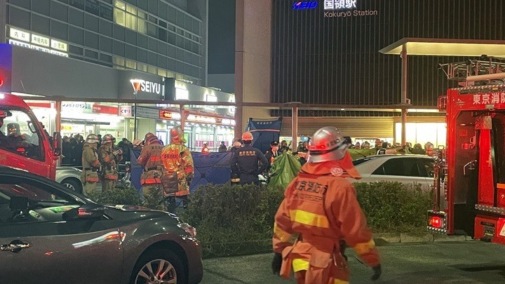 Ιαπωνία: Στους 17 οι τραυματίες από την επίθεση με μαχαίρι μέσα σε τρένο στο Τόκιο – Ένας 24χρονος ντυμένος Τζόκερ ο δράστης