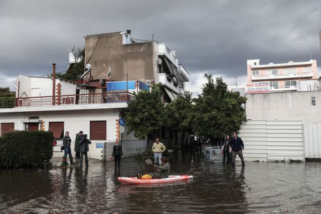Λίμνη έκανε τον Κολωνό ο «Μπάλλος» – Κάτοικος διέσχισε τον δρόμο με… κανό(pics+vid)