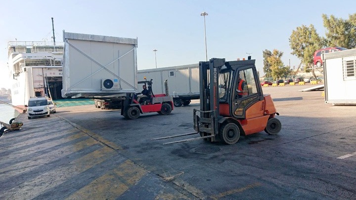 Ηράκλειο: Έφτασαν οι πρώτοι 34 οικίσκοι για τους σεισμόπληκτους – Με αμείωτο ρυθμό οι εργασίες