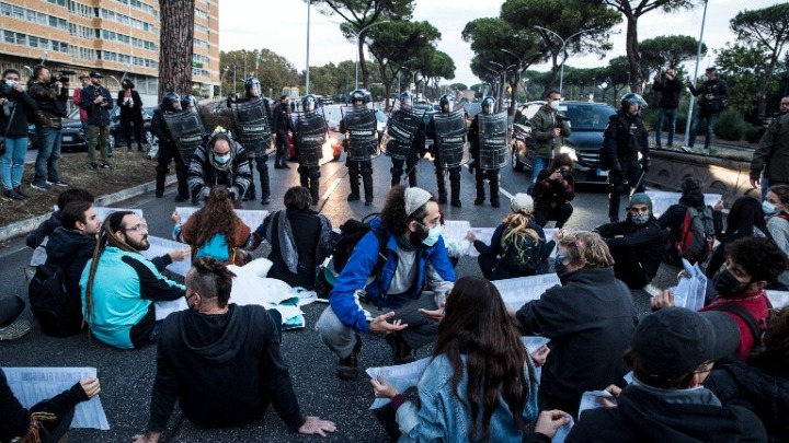 Ιταλία-G20: Καθιστική διαμαρτυρία στην οδό που οδηγεί στο συνεδριακό κέντρο