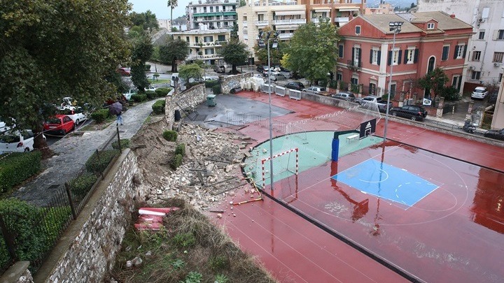 Κέρκυρα: Διασώθηκαν 69 άτομα –  Αποκλεισμένα πολλά χωριά και «βομβαρδισμένο» το οδικό δίκτυο (vids)