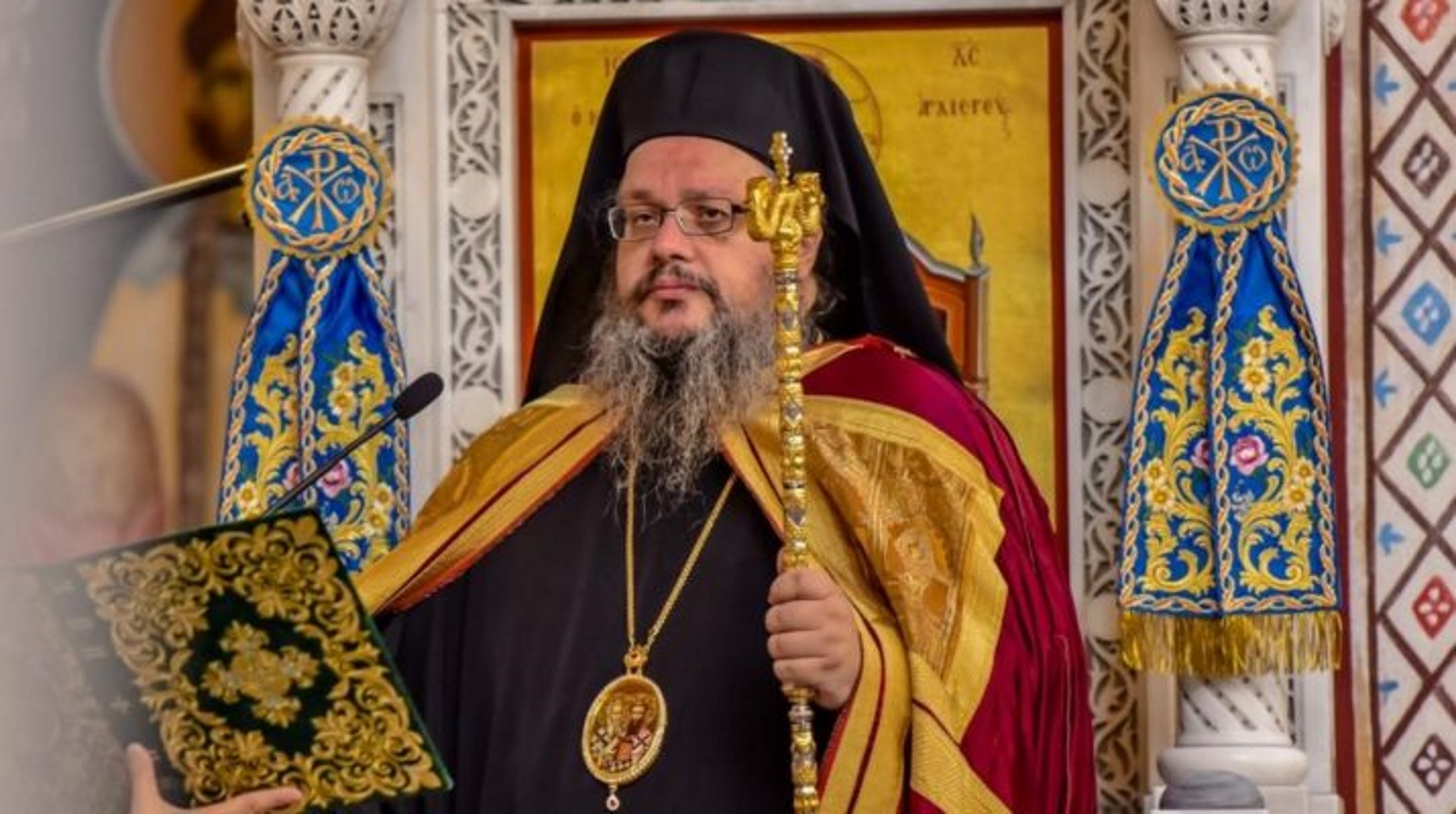 Ο Μητροπολίτης Λάρισας δίνει…σοκολατάκια στους αντιεμβολιαστές επικριτές του (vids)