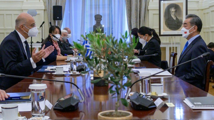 Ν. Δένδιας μετά από τη συνάντηση με τον Κινέζο ΥΠΕΞ: «Η Ελλάδα μπορεί να αποτελέσει πύλη εισόδου από την Ασία στην Ευρώπη»