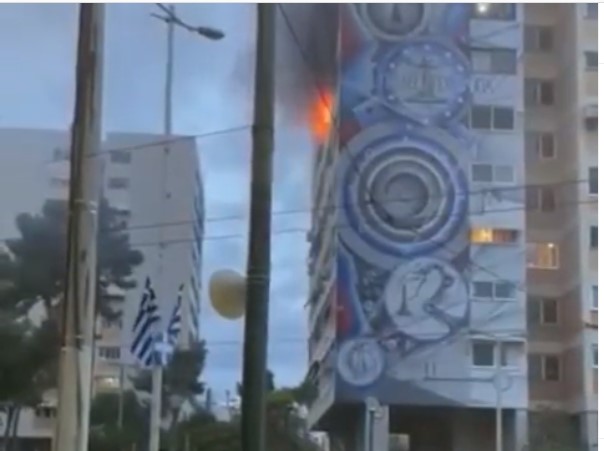 Φωτιά μαίνεται στο Περιστέρι (vid)