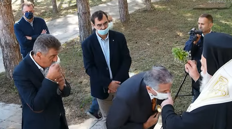 Γρεβενά: Μητροπολίτης κατεβάζει τις μάσκες επισήμων για να φιλήσουν τον σταυρό (vid)