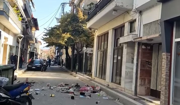 Πτολεμαΐδα: Πετούσε αντικείμενα από το μπαλκόνι της – Από σερβίτσια μέχρι…έπιπλα (vid)