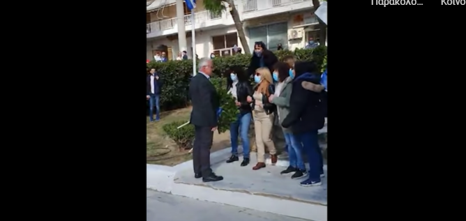 28η Οκτωβρίου: Γυναίκες δεν άφησαν  Χρυσαυγίτη δημοτικό σύμβουλο να καταθέσει στεφάνι (vid)