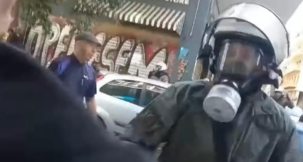 Άνδρας των ΜΑΤ σπάει τζαμαρία καταστήματος με το γκλοπ του και λέει «ναι, είμαι τρελός» (vid)