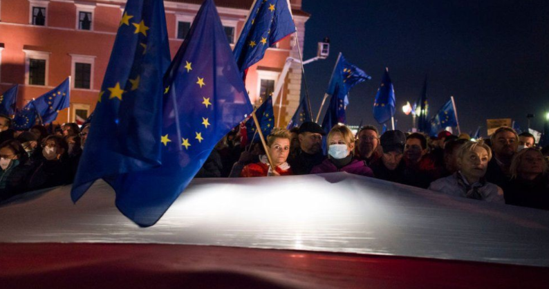 Πόσο κοντά η Πολωνία σε ένα Polexit; (vid)