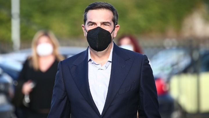 Με αύξηση του κατώτατου μισθού απαντάει ο ΣΥΡΙΖΑ στην ακρίβεια – «Μια στις τρεις οικογένειες δεν έχει να βγάλει το μήνα»