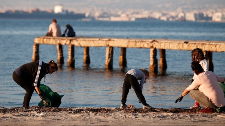 Θεσσαλονίκη: Μαζεύτηκαν 700 λίτρα σκουπίδια από εθελοντές στον Κελλάριο όρμο
