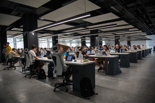Νέα εποχή για τους εργαζόμενους στις ΗΠΑ – Παροχές από γεύματα και νταντάδες μέχρι…κατοικίδια