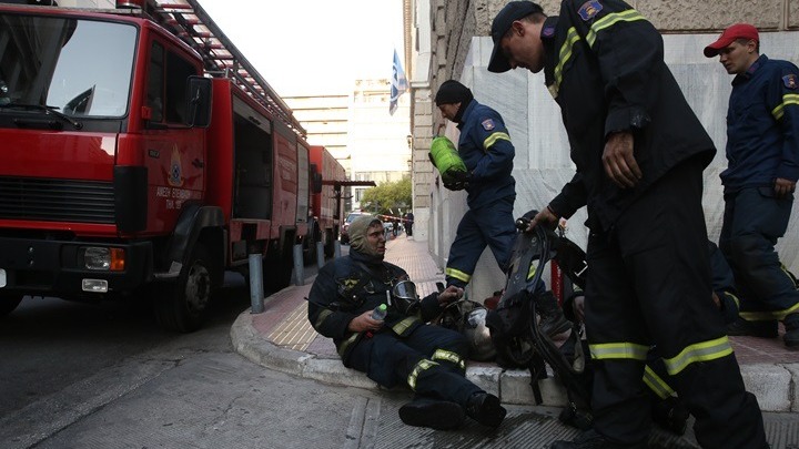 Υπό μερικό έλεγχο η πυρκαγιά στο υπόγειο τράπεζας “Alpha Bank” στην οδό Σταδίου