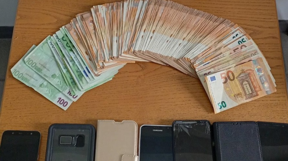 Παρίσταναν τραπεζικούς υπαλλήλους και εξαπατούσαν ηλικιωμένους – Είχαν μαζέψει λεία των €250.000