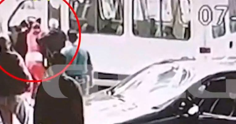 Ξυλοδαρμός αστυνομικού στο κέντρο της Αθήνας – Δείτε το βίντεο ντοκουμέντο