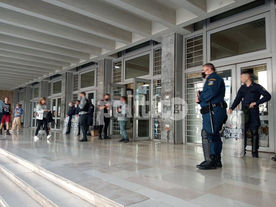 Θεσσαλονίκη: Άγρια επεισόδια στα δικαστήρια – Αιματηρό ξύλο μεταξύ Ρομά με τραπέζια και καρέκλες (pics&vid)