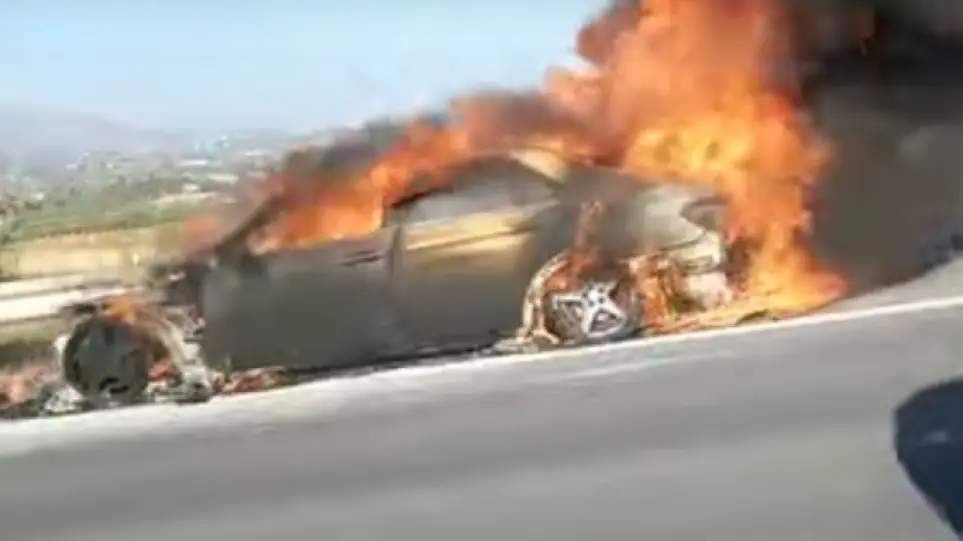Αττική Οδός: Όχημα τυλίχτηκε στις φλόγες (vid)