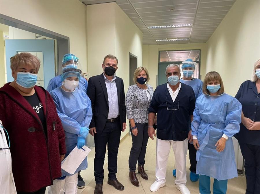 Στην πρώτη γραμμή της πανδημίας η Μ. Γκάγκα – Επισκέφτηκε νοσοκομεία και κέντρα εμβολιασμού στη Βόρεια Ελλάδα