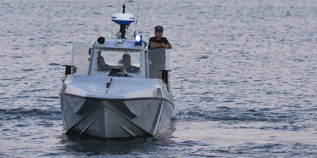 Συναγερμός στην Κρήτη – Δύο παιδιά και έναν ενήλικα επιχειρεί να σώσει το Λιμενικό από τη θάλασσα