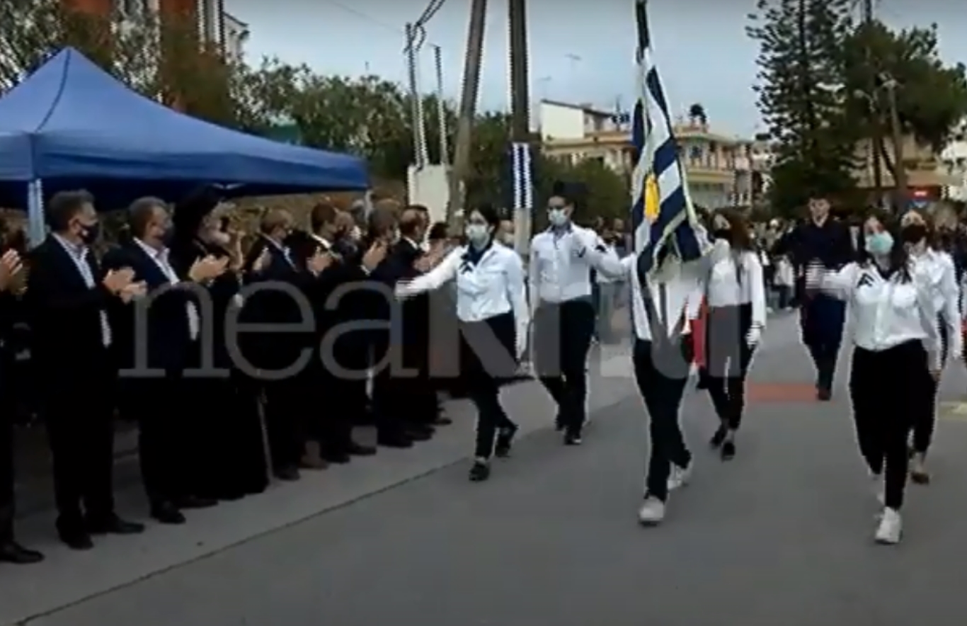Κρήτη: Ρίγη συγκίνησης στην παρέλαση στο «λαβωμένο» από τους σεισμούς Αρκαλοχώρι (vid)