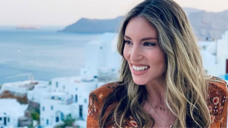 Η Αθηνά Οικονομάκου με νέο look – Η αλλαγή που τόλμησε στα μαλλιά της (vids)