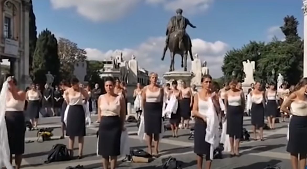 Αεροσυνοδοί γδύθηκαν στο κέντρο της Ρώμης – Διαμαρτύρονται για το κλείσιμο της Alitalia