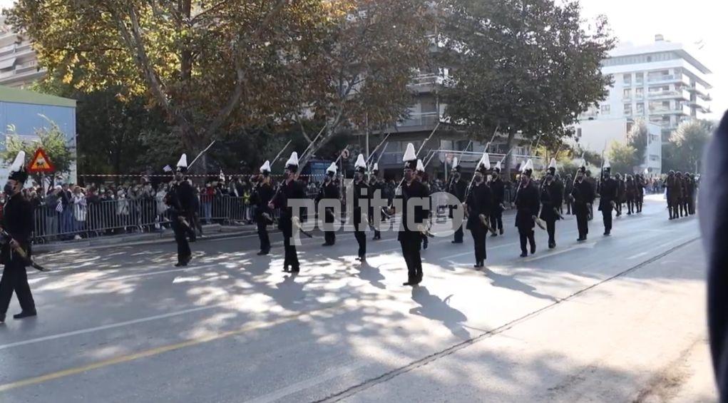 Θεσσαλονίκη: Με στρατιωτικό τμήμα να τραγουδά το «Μακεδονία Ξακουστή» ξεκίνησε η παρέλαση (vid)