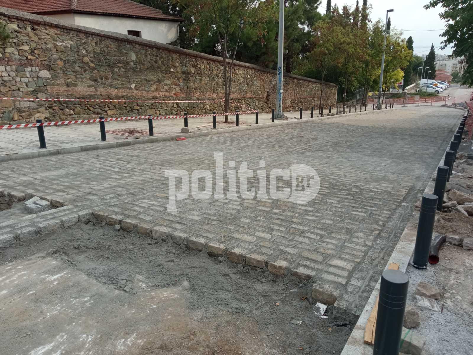 Πλακόστρωτο κάνουν τον δρόμο προς τον «Άγιο Δημήτριο»: «Τραντάζεται όλο το ασθενοφόρο», λένε εργαζόμενοι