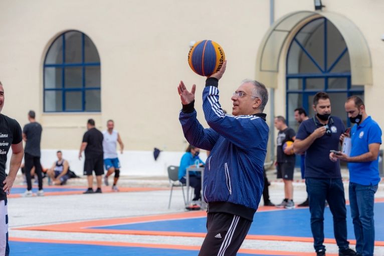 Ο υπουργός Προστασίας του Πολίτη παίζει μπάσκετ παρέα με… αστυνομικούς