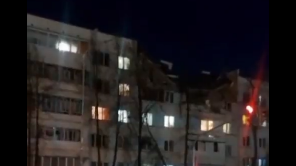 Ρωσία: Πολλαπλοί τραυματισμοί και εγκλωβισμένοι πολίτες από έκρηξη αερίου – Καταστράφηκε πολυκατοικία (vids)