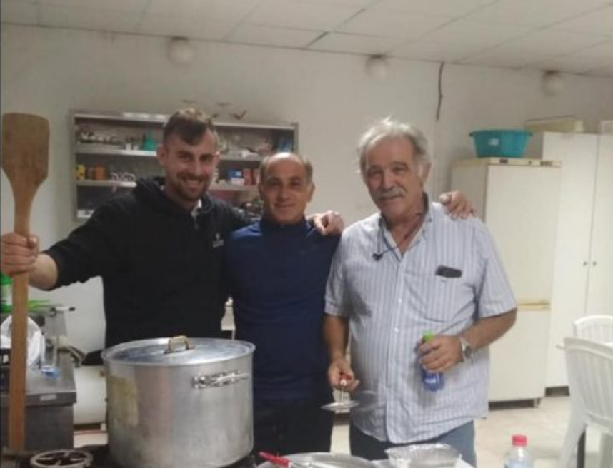 Σεφ μαγείρεψε για τους σεισμόπληκτους της Κρήτης (pics & vids)